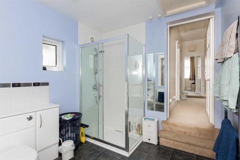 7 Woodcote Side, Epsom, KT18 7HB