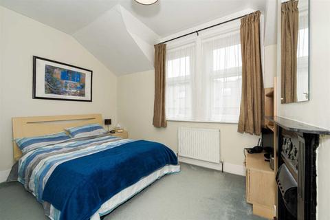 7 Woodcote Side, Epsom, KT18 7HB