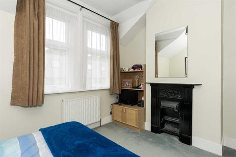 7 Woodcote Side, Epsom, KT18 7HB