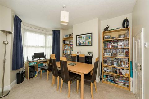 7 Woodcote Side, Epsom, KT18 7HB