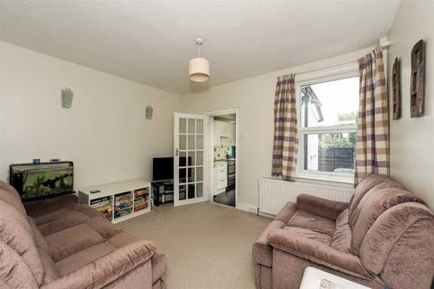 7 Woodcote Side, Epsom, KT18 7HB