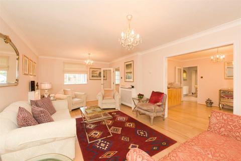 16 Hillcrest Close, Epsom, KT18 5JY