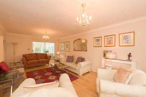16 Hillcrest Close, Epsom, KT18 5JY