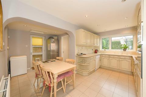 16 Hillcrest Close, Epsom, KT18 5JY