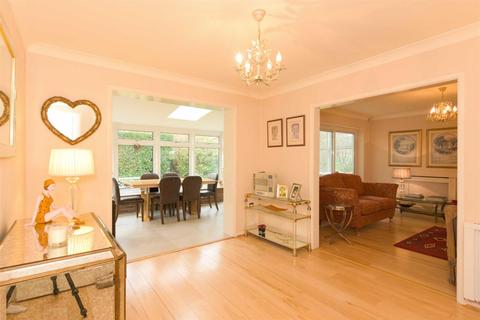 16 Hillcrest Close, Epsom, KT18 5JY