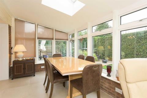 16 Hillcrest Close, Epsom, KT18 5JY