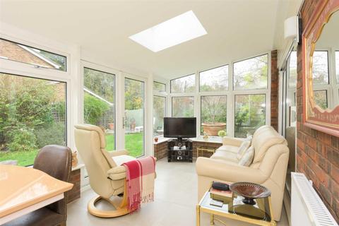 16 Hillcrest Close, Epsom, KT18 5JY
