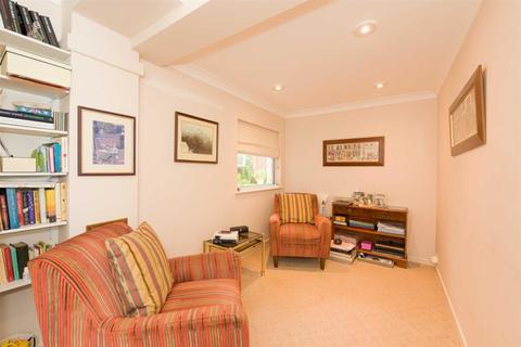 16 Hillcrest Close, Epsom, KT18 5JY