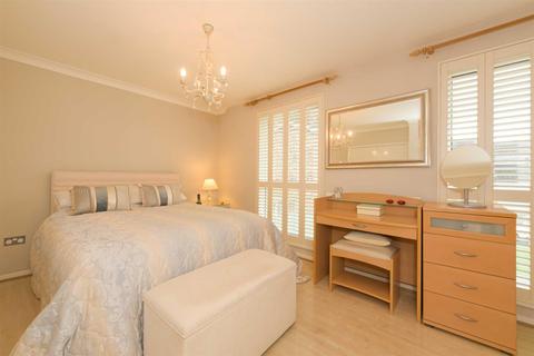 16 Hillcrest Close, Epsom, KT18 5JY