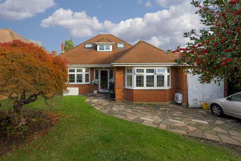 4 Downs Wood, Epsom, KT18 5UH