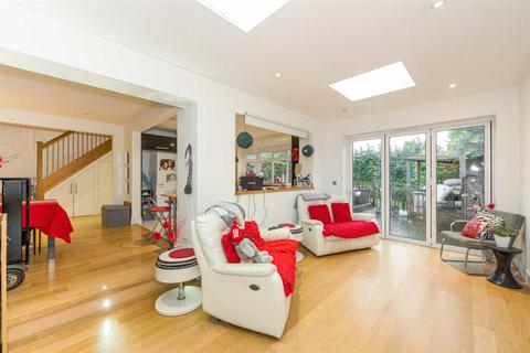 4 Downs Wood, Epsom, KT18 5UH