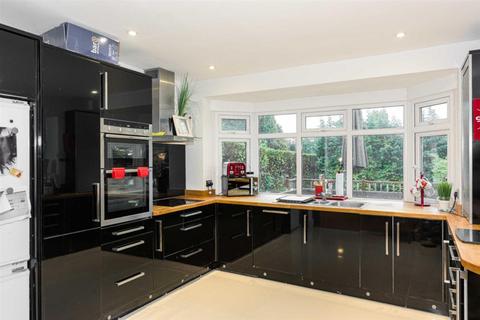 4 Downs Wood, Epsom, KT18 5UH