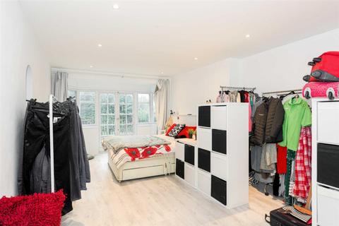 4 Downs Wood, Epsom, KT18 5UH