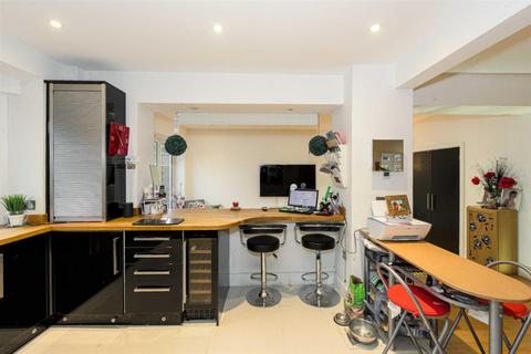 4 Downs Wood, Epsom, KT18 5UH