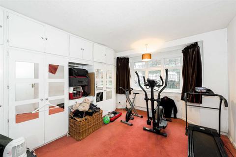 4 Downs Wood, Epsom, KT18 5UH