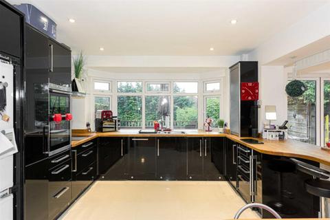 4 Downs Wood, Epsom, KT18 5UH