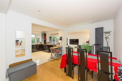 4 Downs Wood, Epsom, KT18 5UH