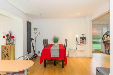 4 Downs Wood, Epsom, KT18 5UH