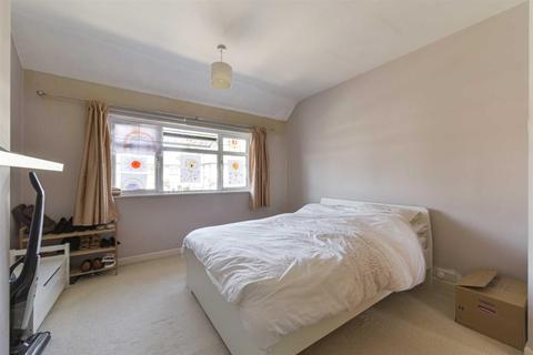 61 The Crescent, Epsom, KT18 7LJ