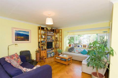9 Lindsay Close, Epsom, KT19 8JJ
