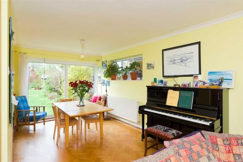 9 Lindsay Close, Epsom, KT19 8JJ