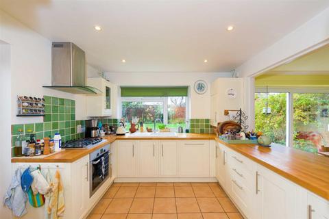 9 Lindsay Close, Epsom, KT19 8JJ