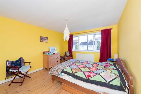 9 Lindsay Close, Epsom, KT19 8JJ