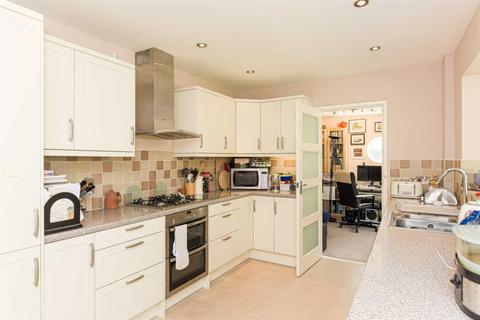 7 Leighton Way, Epsom, KT18 7QZ