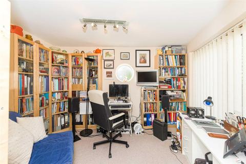 7 Leighton Way, Epsom, KT18 7QZ