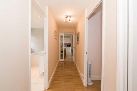 24 Teddington Close, Epsom, KT19 9DW