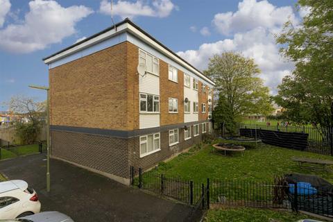 24 Teddington Close, Epsom, KT19 9DW