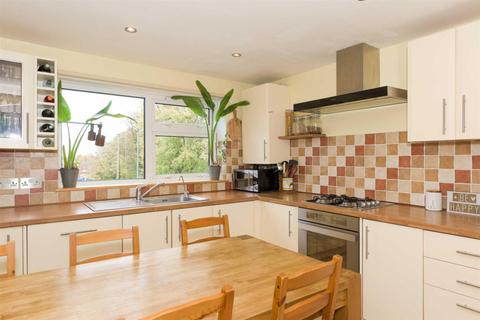 24 Teddington Close, Epsom, KT19 9DW