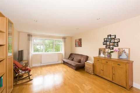 24 Teddington Close, Epsom, KT19 9DW