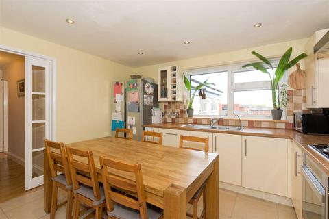 24 Teddington Close, Epsom, KT19 9DW