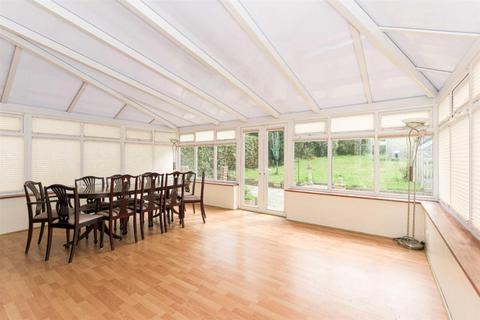 127 Great Tattenhams, Epsom, KT18 5RB