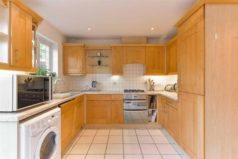6 Sandy Mead, Epsom, KT19 7NQ