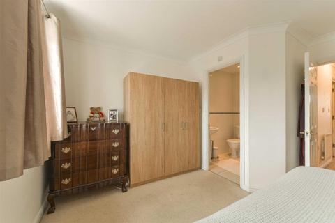 6 Sandy Mead, Epsom, KT19 7NQ