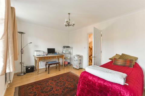 6 Sandy Mead, Epsom, KT19 7NQ