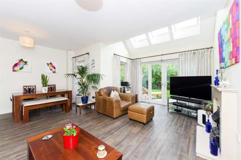3 Juniper Close, Epsom, KT19 8FT