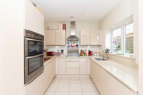 3 Juniper Close, Epsom, KT19 8FT