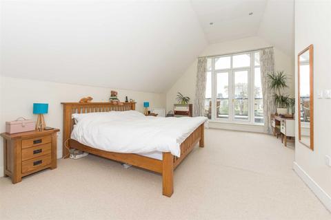 3 Juniper Close, Epsom, KT19 8FT