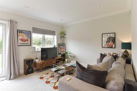 4 Osborne Close, Epsom, KT17 4BE