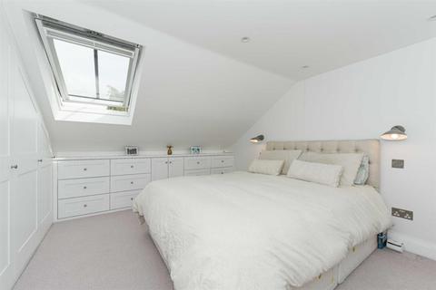 2 Pikes Hill, Epsom, KT17 4EA