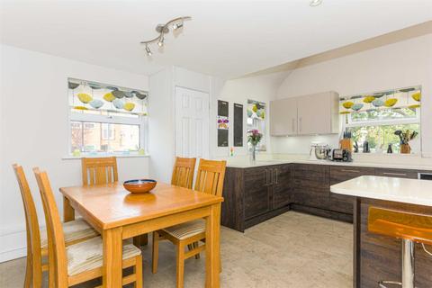 8 Buxton Close, Epsom, KT19 8BD