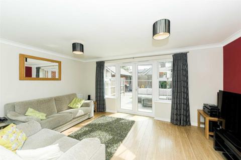 8 Buxton Close, Epsom, KT19 8BD