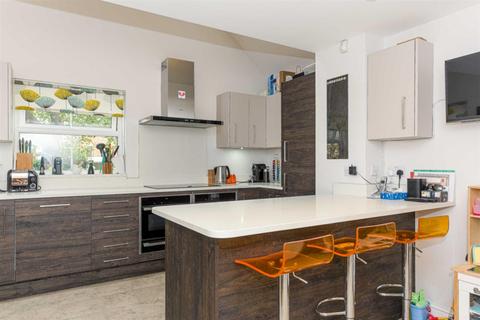 8 Buxton Close, Epsom, KT19 8BD