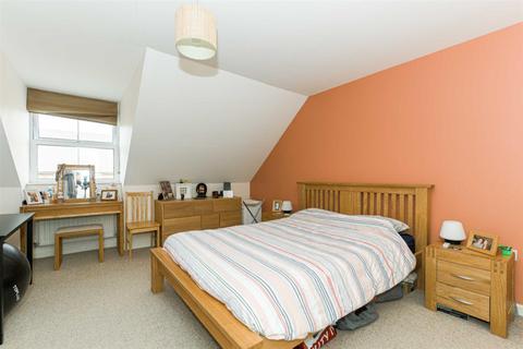 8 Buxton Close, Epsom, KT19 8BD