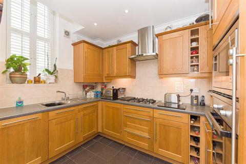 6, Hunter Court Sandy Mead, Epsom, KT19 7NG