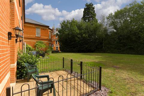 6, Hunter Court Sandy Mead, Epsom, KT19 7NG
