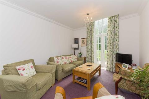 6, Hunter Court Sandy Mead, Epsom, KT19 7NG